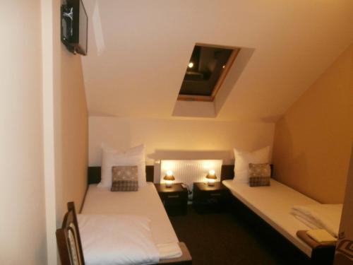 2 twin beds