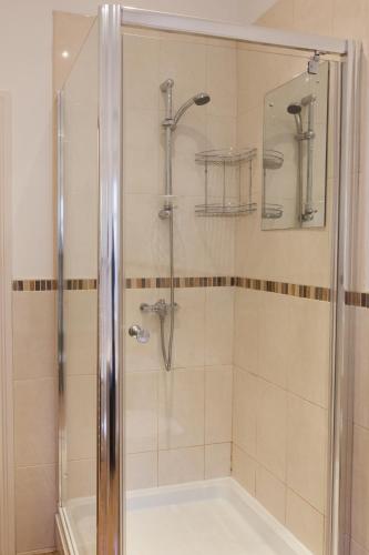 Apartment 3 The Grove - image 8