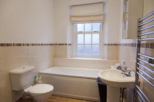 Apartment 3 The Grove - image 14