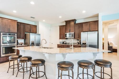 Vibrant Elite Home with Theater Room near Disney - 7603M - image 2