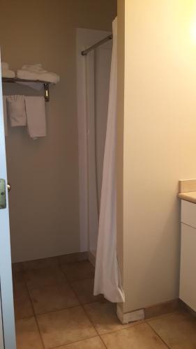 Super 8 by Wyndham Cochrane Room Type - Queen Room with Three Queen Beds - Basement/Non-Smoking