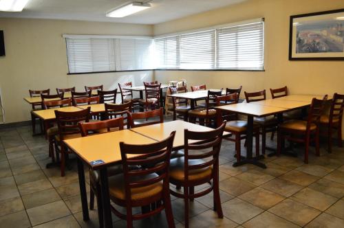 Restaurant, Baymont By Wyndham San Diego Downtown near San Diego Zoo