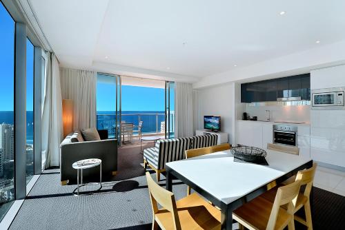 Number 1 H Residences - WiFi, Parking & More by Gold Coast Holidays 3