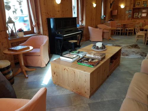 Shared lounge/TV area, Hotel Pedretti in Branzi