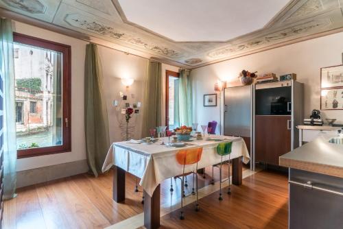 Casa Flavia ai Morosini - Luxury apartment with Canal View, Benátky (fotografie 7)