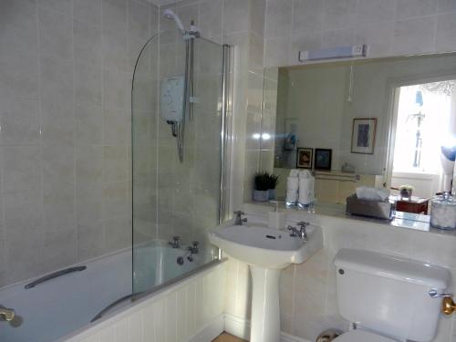Brocks Guest House - image 4