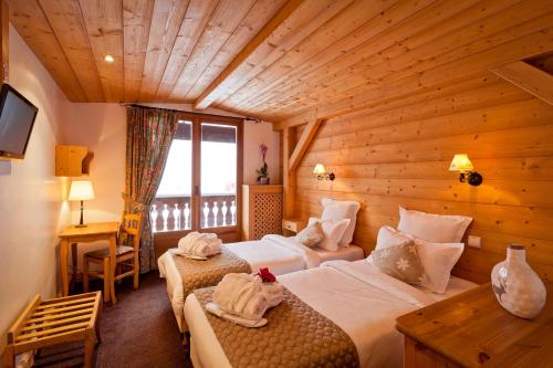 Hotel les Flocons Hotel les Flocons is a popular choice amongst travelers in Courchevel, whether exploring or just passing through. The hotel offers a wide range of amenities and perks to ensure you have a great time. 