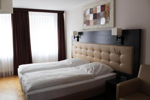 1 king bed, 1 sofa bed
