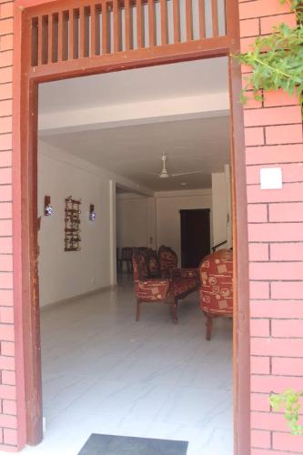 Tony's Garden House Back Packers inn in 자프나