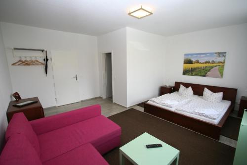 1 queen bed, 1 sofa bed