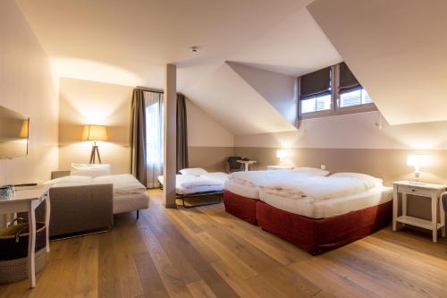 4 twin beds, 1 sofa bed