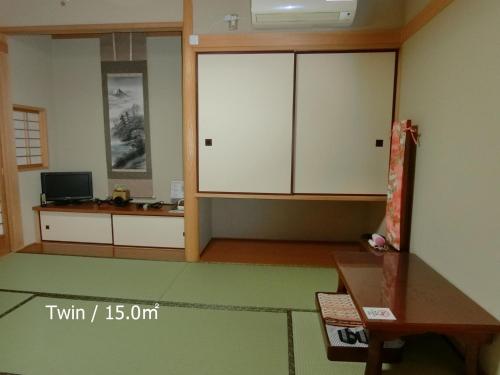 Japanese-Style Twin Room with Shared Bathroom - Non-Smoking image 10