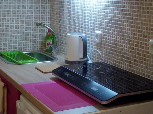 New studio next to metro for 2 people, Athens (photo 7)