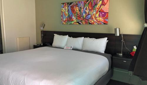 Deluxe Queen Room with Patio View - Pet Friendly