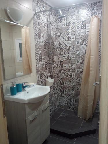 New studio next to metro for 2 people, Athens (photo 10)