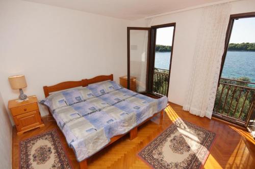 Apartments by the sea Maslinica Solta - 5212 - image 3