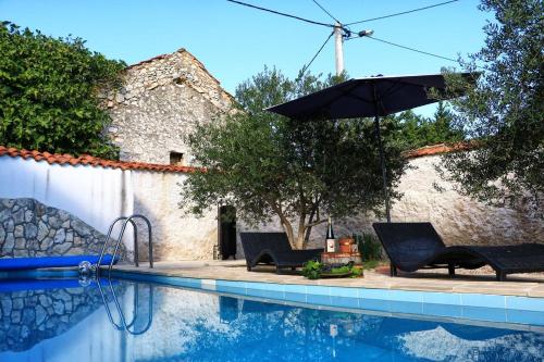  Holiday house with a swimming pool Banjevci (Biograd) - 14279, Unterkunft in Stankovci