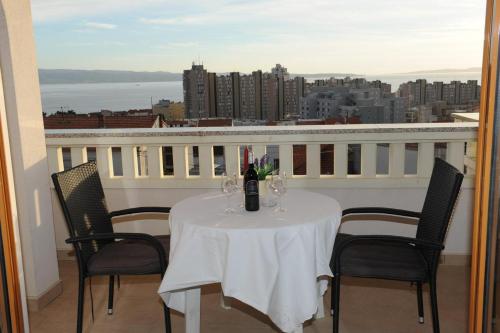 Apartments with a parking space Split - 14666 Split