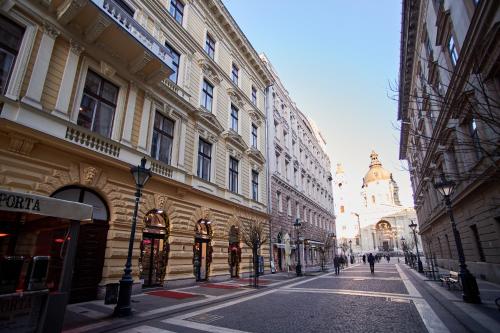 Count Zrinyi Basilica Luxurious Residence