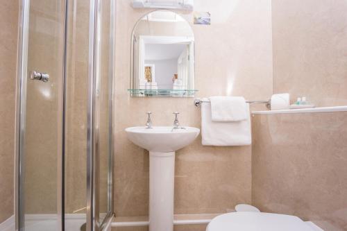 The Queens Hotel - image 32