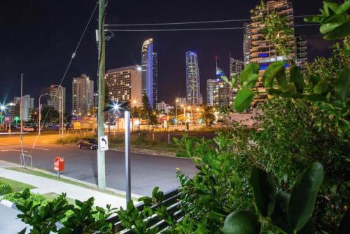 Spacious House in Heart of Surfers Paradise photo 2