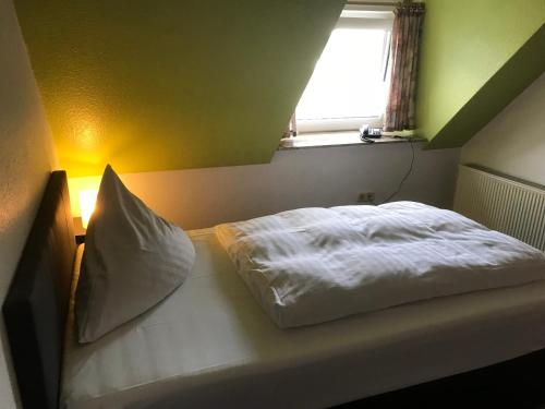 Hotel am Maibaum 2.4km von Neuenrade entfernt