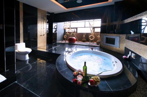 Hot tub, Fongchih Motel in Dali District