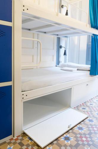 Bed in 10-Bed Mixed Dormitory Room image 9