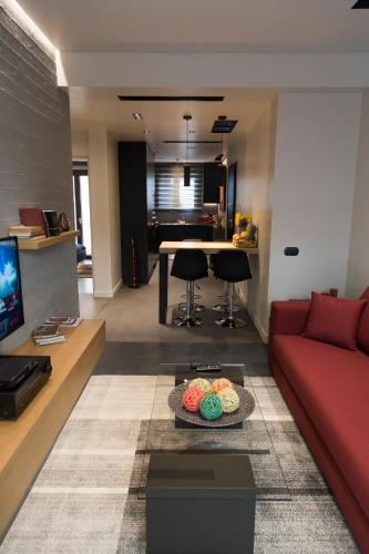 BRAND NEW 2018 LUXURY APARTMENT 10' MINUTES WALK FROM ACROPOLIS AND 6 FROM METRO, Atény