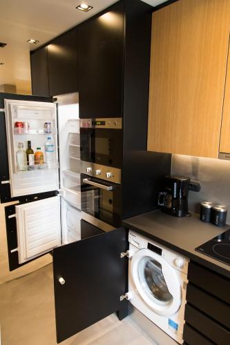 BRAND NEW 2018 LUXURY APARTMENT 10' MINUTES WALK FROM ACROPOLIS AND 6 FROM METRO, Athens (photo 8)