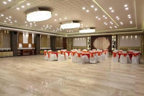 SilverCloud Hotel and Banquets