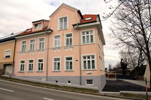  Triangle Apartments, Pension in Gießhübl