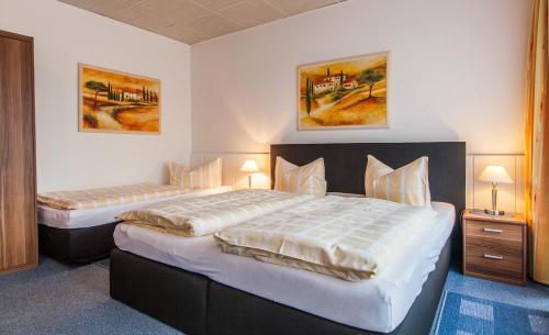 1 queen bed, 1 twin bed