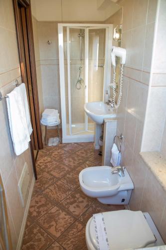Palmed Hotel - image 2