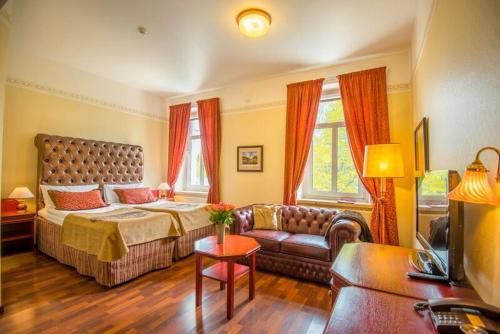 2 twin beds, 2 sofa beds
