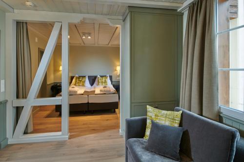 2 twin beds, 1 sofa bed