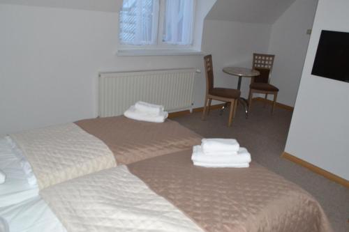Twin Room image 2
