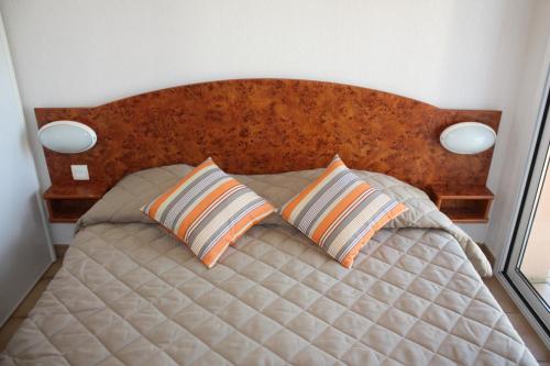 1 queen bed, 1 sofa bed