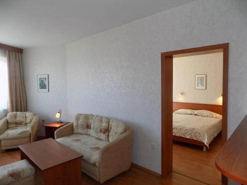 2 twin beds, 1 sofa bed, 1 futon bed