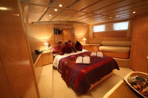 Absolute Pleasure Yacht Absolute Pleasure Yacht is conveniently located in the popular Canary Wharf area. The property features a wide range of facilities to make your stay a pleasant experience. Service-minded staff will we