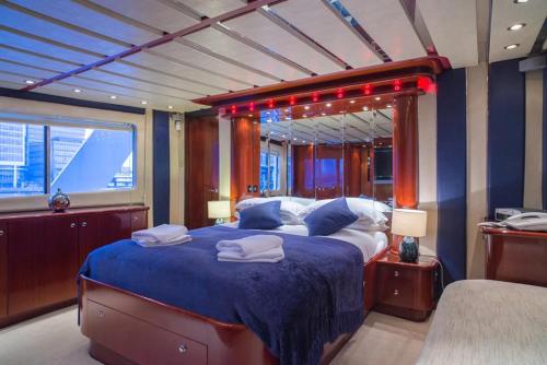 Absolute Pleasure Yacht Absolute Pleasure Yacht is conveniently located in the popular Canary Wharf area. The property features a wide range of facilities to make your stay a pleasant experience. Service-minded staff will we