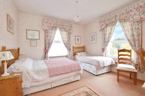 1 double bed, 1 twin bed