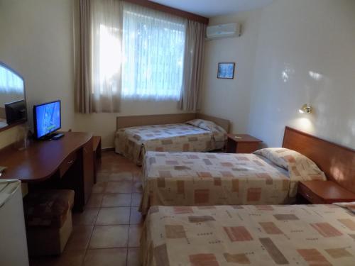 3 twin beds