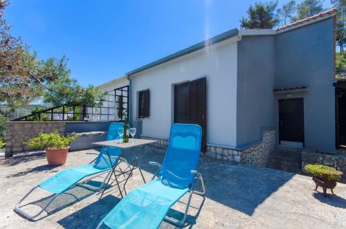  Seafront house Neven in Bobovišća