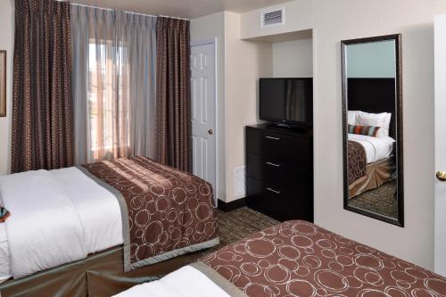 2 bedrooms, 4 beds