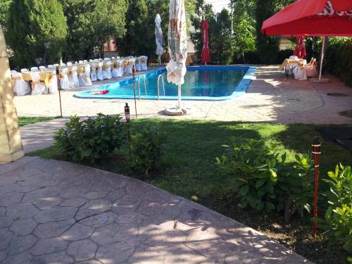 สระว่ายน้ำ, Hotel Paradis in สลาตินา