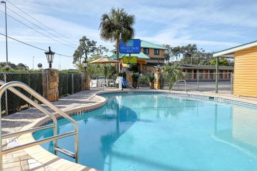 Swimming pool, River Side Inn New Port Richey in New Port Richey (FL)