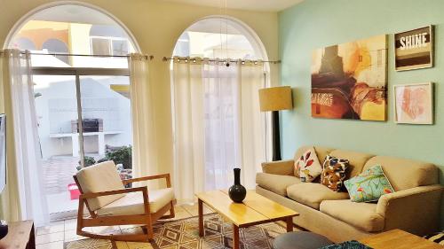 

2 Br 2 Bath, downtown ground level.