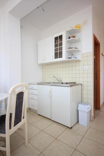 Apartments by the sea Sali Dugi otok - 8121 - image 6