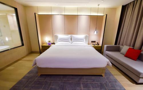 Wenzhou Jiayun International Hotel Wenzhou Jiayun International Hotel is conveniently located in the popular Lucheng District area. The property offers guests a range of services and amenities designed to provide comfort and convenienc